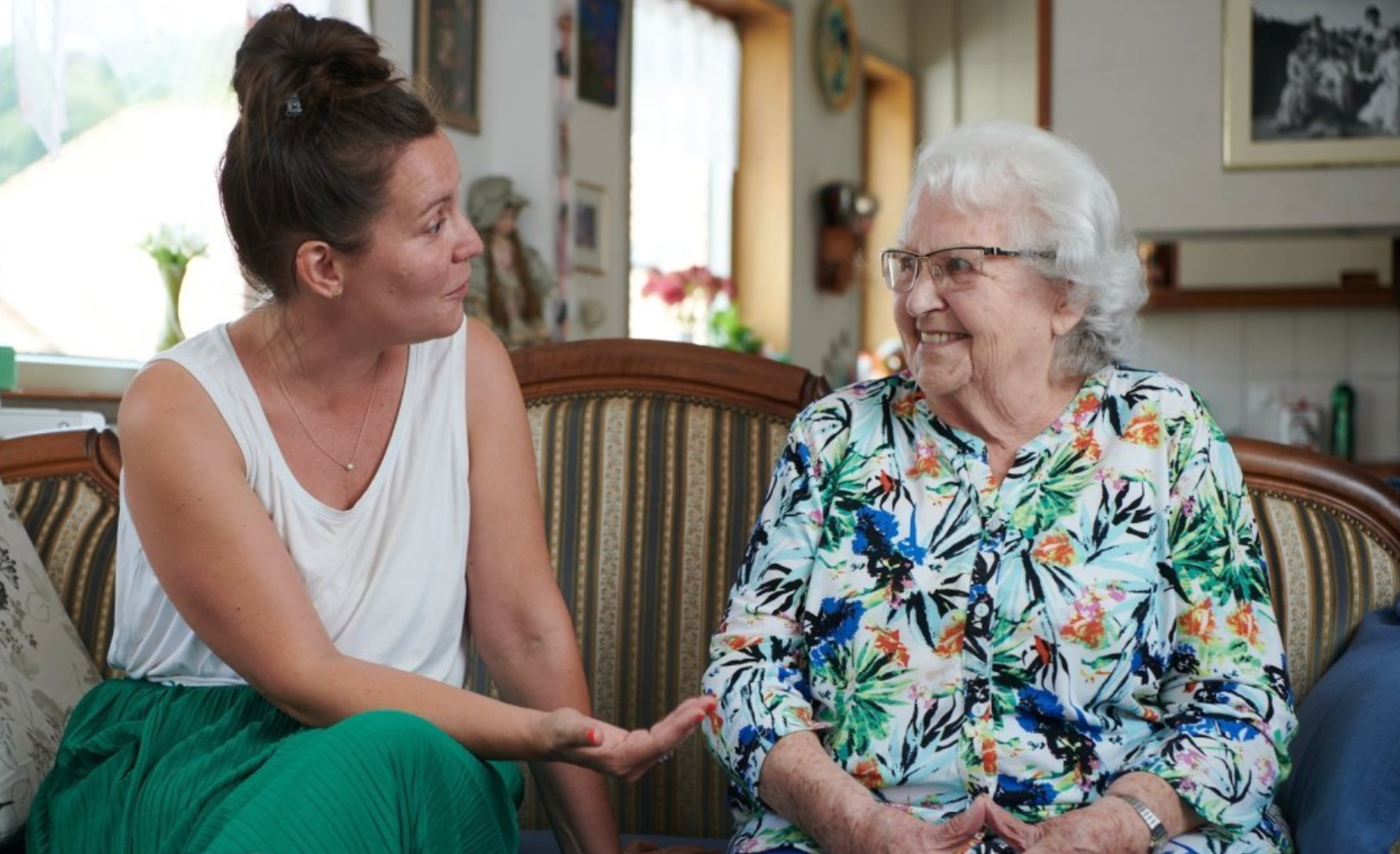 Julie Jeanrenaud, de l'Aross, en visite chez Lucie Curchod, au Locle.