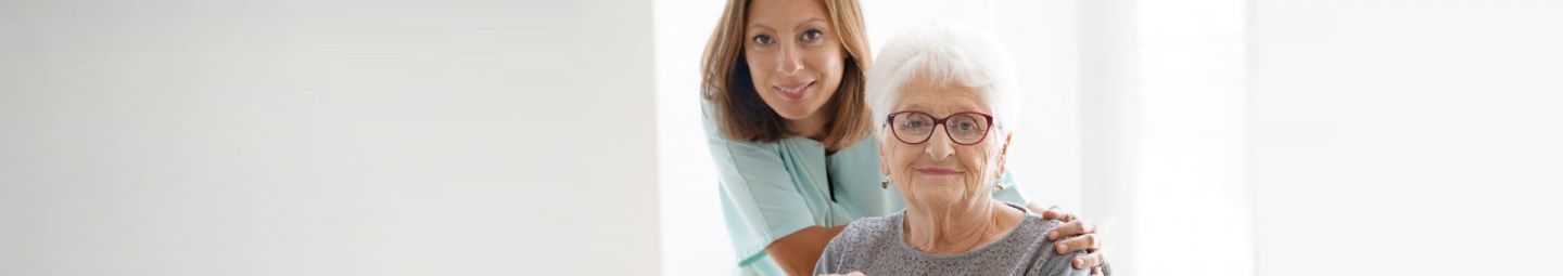 Eine Dame mit einer Krankenschwester